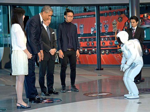 Tổng thống Mỹ đọ tài đá bóng với robot Asimo